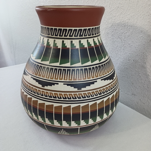 Signed Travis Williams Shoshone-Navajo Pottery - Picture 3 of 11